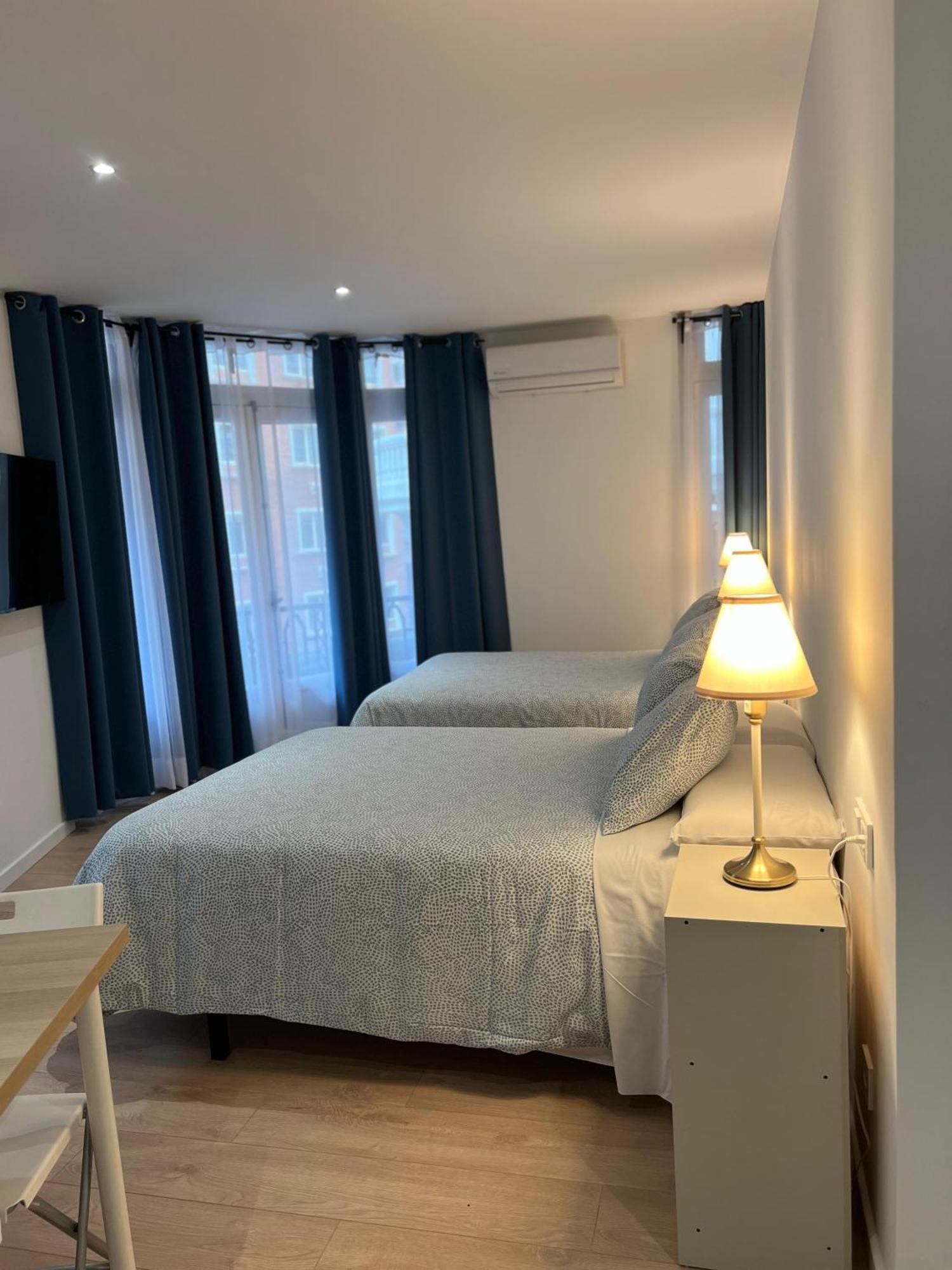 Room Plaza Espana Мадрид Экстерьер фото